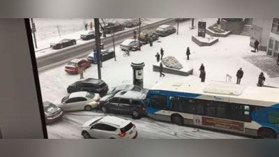 Изрображение 'В КАНАДЕ ИЗ-ЗА ГОЛОЛЕДА СЛОЖИЛСЯ "БУТЕРБРОД" ИЗ МАШИН (ВИДЕО)'