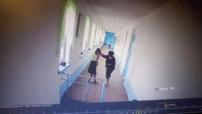 'Urgutda o`qituvchi ayol o`quvchi qizni urdi'ning rasmi
