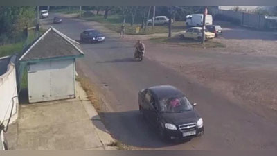 'Engil mashinaga urilgan motosiklchilar omon qolishdi (Video) 'ning rasmi