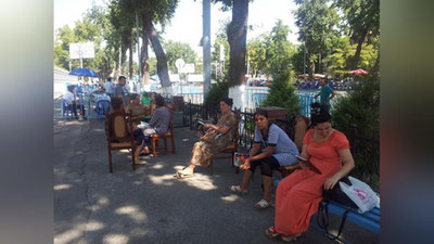 Изрображение 'В УЗБЕКИСТАНЕ ВСТУПИТЕЛЬНЫЕ ЭКЗАМЕНЫ: РОДИТЕЛИ В ОЖИДАНИИ (ФОТО)'