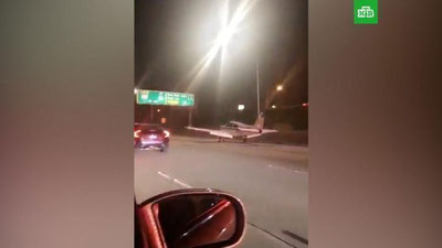 'Kaliforniyada samolyot avtomobil trassasiga qo`ndi'ning rasmi