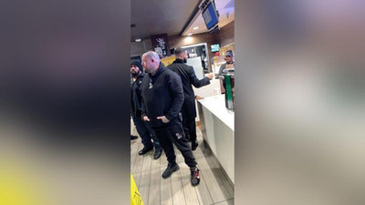'Dreyk “Makdonalds” restoranining ikki xodimiga 20 ming dollar choychaqa tashlab ketdi 'ning rasmi