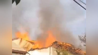 Изрображение 'Пожар в Андижане: пламя охватило сразу три жилых дома (видео)'