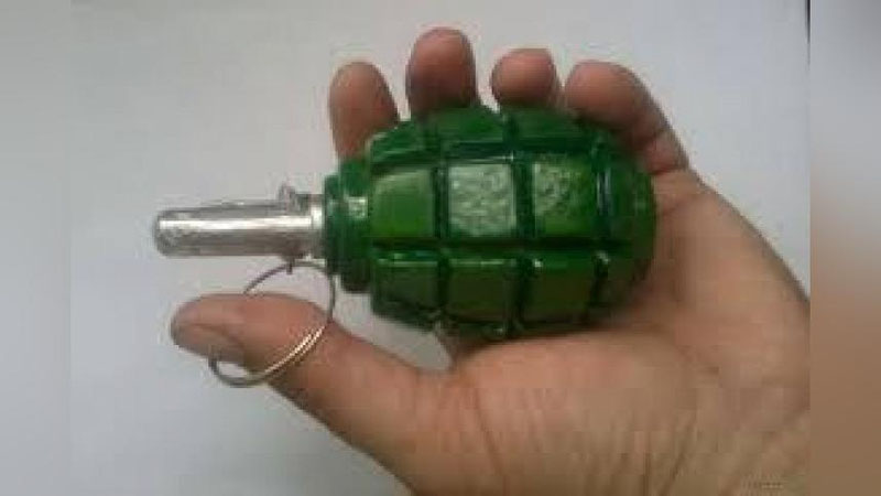 'Shishadoshlariga granatasini maqtanmoqchi bo`lgan erkak portlab ketdi'ning rasmi