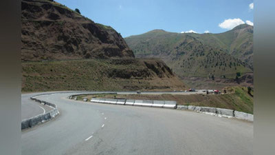 'Qamchiq dovonida yuk mashinasi jarlikka tushib ketdi, haydovchi halok bo`ldi'ning rasmi