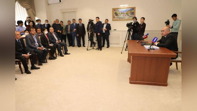 'Зойир Мирзаев: Бугун ҳоким эрталаб шифокор, "обед"да ўқитувчи, кечга томон тадбиркор, кечаси керак бўлса фаррош ёки йўлчи бўлсин'ning rasmi