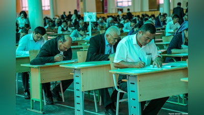 'Ilk bor o`qituvchilar o`z fanini hamda davlat tilini bilishi bo`yicha test topshirmoqdalar'ning rasmi