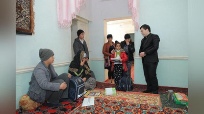Изрображение 'Представители АИМК побывали в доме погибшего хорезмского журналиста (фото)'