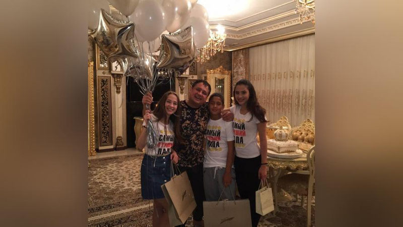 Изрображение 'Тахир Садыков стал дедушкой'