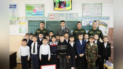 'O`quvchilar harbiylarni she`r va qo`shiqlar bilan qutlashdi'ning rasmi
