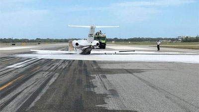 Изрображение 'Огненная посадка: самолет без шасси приземлился во Флориде (видео)'