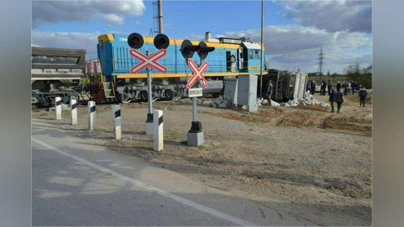 Изрображение 'В Навоийской области тепловоз въехал в грузовик'