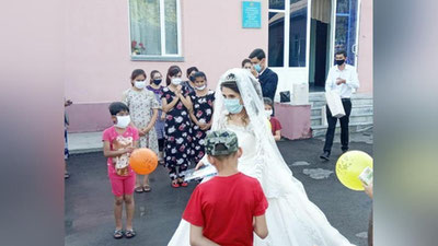 'Karatinda to`y: kitoblik kelin-kuyovlar o`z shodiyonasini mehribonlik uyi bolalari bilan o`tkazdi (foto)'ning rasmi