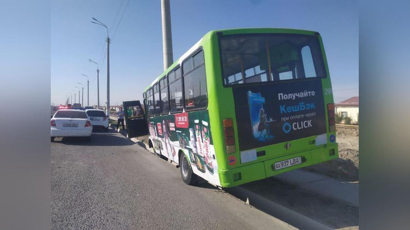 Изрображение 'В Ташкенте в ДТП попал автобус: один из пассажиров пострадал'