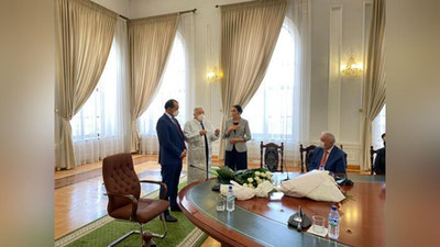 'Ozodbek Nazarbekov O`zbekiston Xalq artisti Xayrulla Lutfullaevning 75 yillik tavallud ayyomi munosabati bilan qutlov marosimini o`tkazdi'ning rasmi