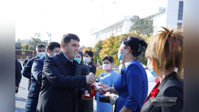 'Namangan hokimi xotin-qizlar bo`yicha maslahatchilarga "Nexia 3", hokimlik axborot xizmati rahbarlariga "Spark" topshirdi (foto)'ning rasmi