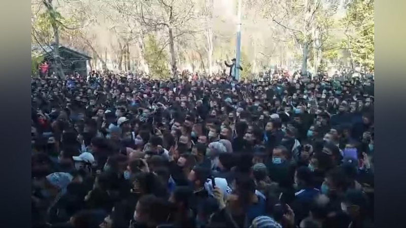 'Olmaliq kon-metallurgiya kombinatiga ishga kirish uchun to`plangan olomonning videosi tarqaldi (video)'ning rasmi