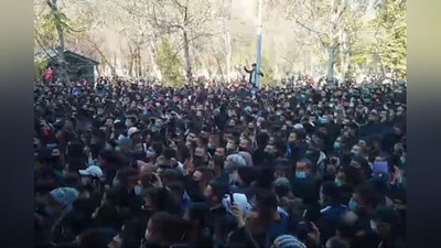 'Olmaliq kon-metallurgiya kombinatiga ishga kirish uchun to`plangan olomonning videosi tarqaldi (video)'ning rasmi