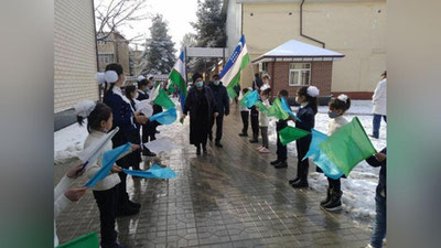 'Havo sovuqliga qaramasdan Andijonda o`quvchilar ust kiyimisiz, mayda mansabdorlarni kutib olishga safarbar etildi'ning rasmi