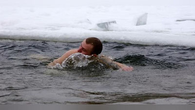 'Kimlardir sovuqdan ko`chaga chiqolmay turgan bir paytda, issiq uylaridan zerikkan poytaxtliklar Anhorda cho`milishmoqda(video)'ning rasmi