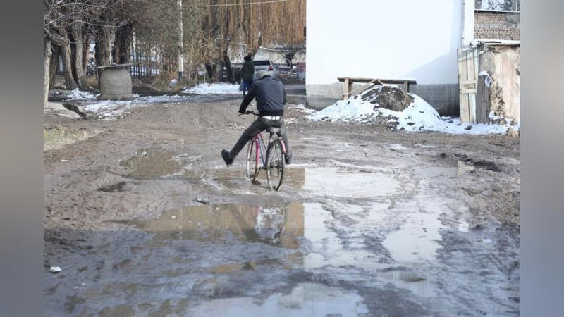 'Nurli ko`chasining nursiz yo`llari qachon ta`mirlanishi ma`lum bo`ldi. "Darakchi" tanqidiga hokimlik tezkor munosabat bildirdi'ning rasmi