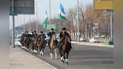 'Qashqadaryolik chavandozlar qorabayir zotli otlarda Toshkentga etib kelishdi. Ular poytaxt ko`chalarida aylanib, qorabayirning qudratini namoyish etishmoqda'ning rasmi