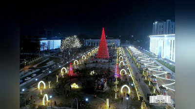 'Poytaxtning Istiqlol ko`chasida muhtasham archa o`rnatildi, bolajonlar uchun o`yingoh ishga tushirildi'ning rasmi