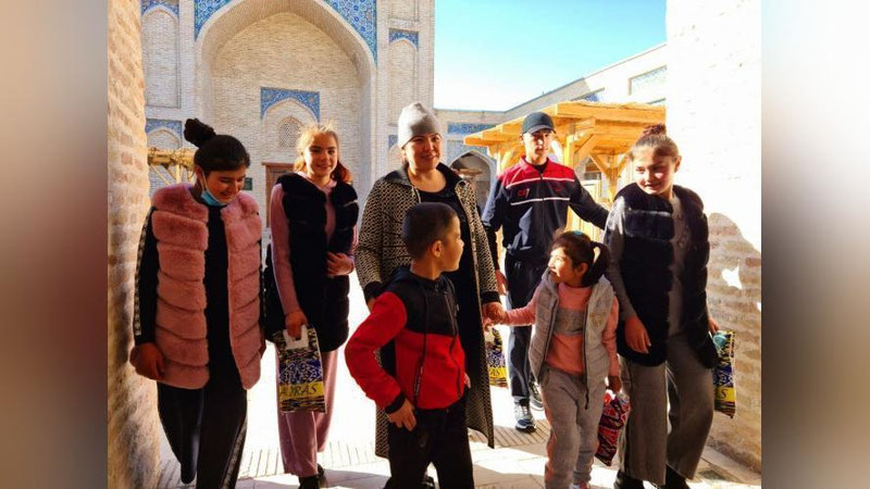 'Kosonlik etim bolalarni boshini silagan ayol “Mo``tabar ayol” ko`krak nishoniga tavsiya qilinadi'ning rasmi