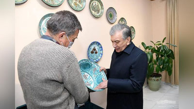 'Shavkat Mirziyoev Rishtondagi kulolchilik markazini ko`zdan kechirdi(foto)'ning rasmi