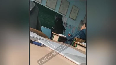 'Angrenda o`qituvchi o`quvchini do`pposlayotgani aks etgan videoga izoh berildi'ning rasmi