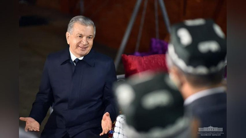 'Мен кўпроқ оддий одамлар билан гаплашсам, сизларнинг кўзларингизга қарасам, ниятларингизни билсам дейман — Шавкат Мирзиёев кутилмаганда Намангандаги хонадонлардан бирига ташриф буюрди(фото)'ning rasmi