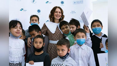 Изрображение 'Ирина Безрукова помогла узбекистанцам с проблемами зрения увидеть спектакли (фото)'