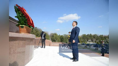 'Sadir Japarov Mustaqillik va ezgulik monumenti poyiga gul qo`ydi'ning rasmi