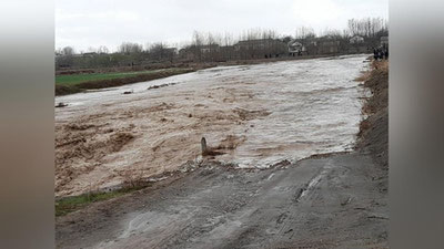 Изрображение 'Размытые дороги, затопленные дворы: последствия проливных дождей в регионах (видео)'