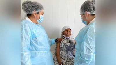 'Zarbdorda 102 yoshli momo emlandi'ning rasmi