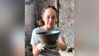 'Fransiyalik talaba G`ijduvon kulolchilik sirlarini o`rganmoqda'ning rasmi