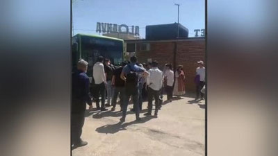 'Toshkentda avtobus bekat yonida turgan ikki piyodani urib yubordi (video)'ning rasmi