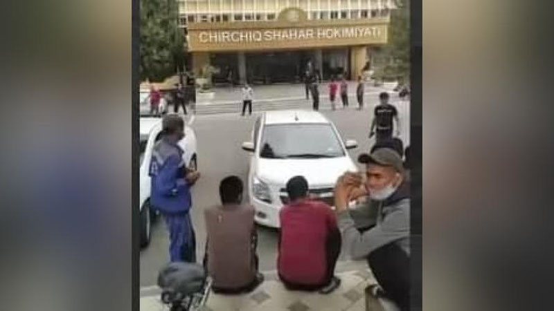 'Chirchiqda ishchilar o`z xaqlarini talab qilib hokimlik oldida namoyish uyushtirishdi (video)'ning rasmi