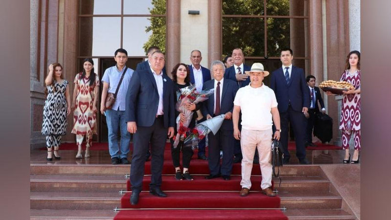 Изрображение 'Делегация Узбекистана прибыла в Душанбе открывать Дни узбекского кино'