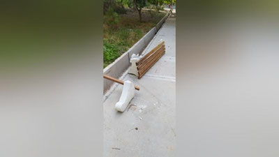 Изрображение 'Хокимият Мирзо-Улугбекского района посетовал на вандалов, сломавших новые скамейки у канала'
