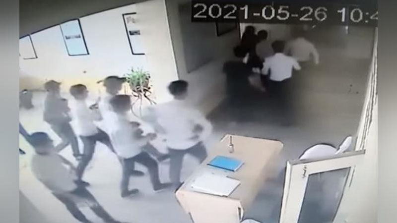 'Samarqandda 9-sinf o`quvchisi sheriklari bilan maktab “zamdirektor”ini do`pposladi'ning rasmi