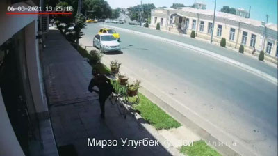 'Samarqandda yo`l bo`yidagi gullar solingan tokchani tepib, ag`dargan ayol ruhiy kasalliklar dispanseriga jo`natiladi(video)'ning rasmi