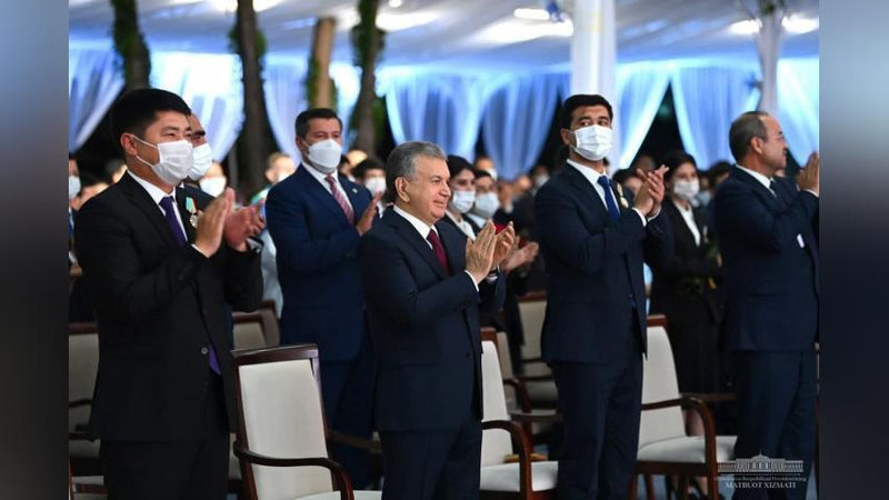 '"Mening eng katta ishongan kuchim". Prezident taqdirlangan yoshlarga orden va medallarni tantanali topshirdi'ning rasmi