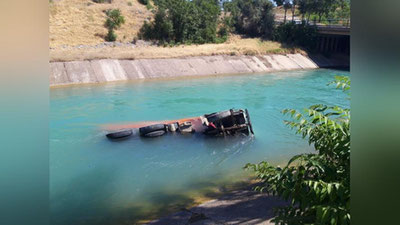 'Bo`stonliqda yuk mashinasi kanalga quladi'ning rasmi