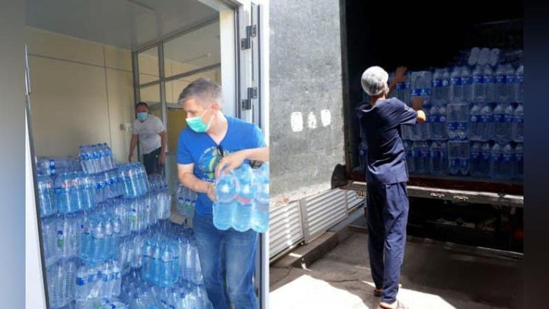 'Зангиотадаги шифохоналарга ичимлик суви етишмаяпти. Волонтёрлар хайрия акциясига қўл урди'ning rasmi