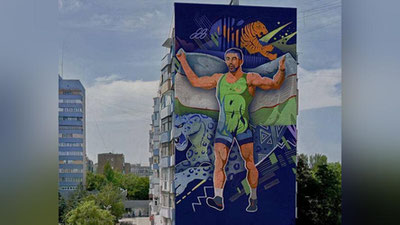 'Rassomlar "Tokio-2020" chempionlariga hurmatlarini poytaxtdagi ko`p qavvatli binolarda aks  ettirishdi'ning rasmi