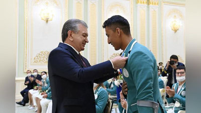 'Shavkat Mirziyoev XVI yozgi Paralimpiya o`yinlarida yuqori natijalarga erishgan sportchi va murabbiylardan bir guruhini mukofotladi'ning rasmi