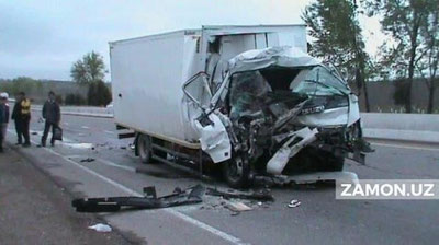 'Toshkent-Termiz yo`lida burilib olayotgan “Kamaz”ga zarb bilan urilgan “Isuzu”ning 25 yoshli haydovchisi halok bo`ldi'ning rasmi