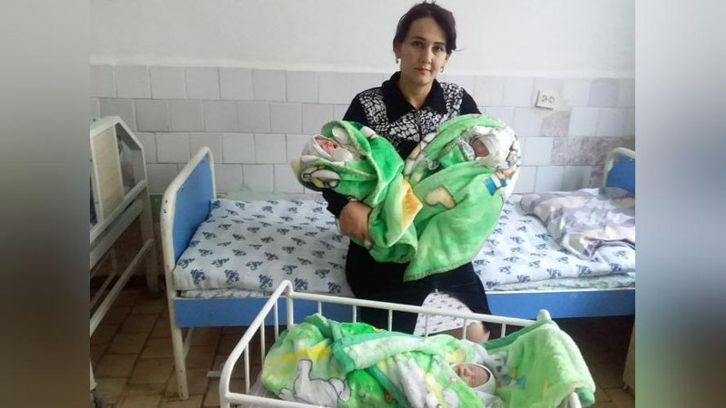 'Qarshi shahar tug`riqxonasida 3 nafar egizak tug`ildi. Ularga Shavkat, Mirziyo va Miromon ismlari qo`yilgani aytilmoqda'ning rasmi