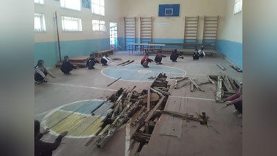 'Shahrisabzdagi maktabda o`quvchilarga jismoniy tarbiya darsi poli chirib ketgan sportzalda o`tildi'ning rasmi